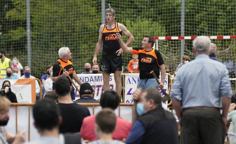 Xabier Orbegozo 'Arria V' puso punto y final a su carrera deportiva con una heroicidad. En seis horas, cinco minutos y 54 segundos levantó diez veces el cilindro antiguo de 100 kilos, recorrió las tres cimas de Tolosaldea -Ernio, Uzturre y Erriozpe- completando 43 kilómetros y cortó diez kanaerdikos. 