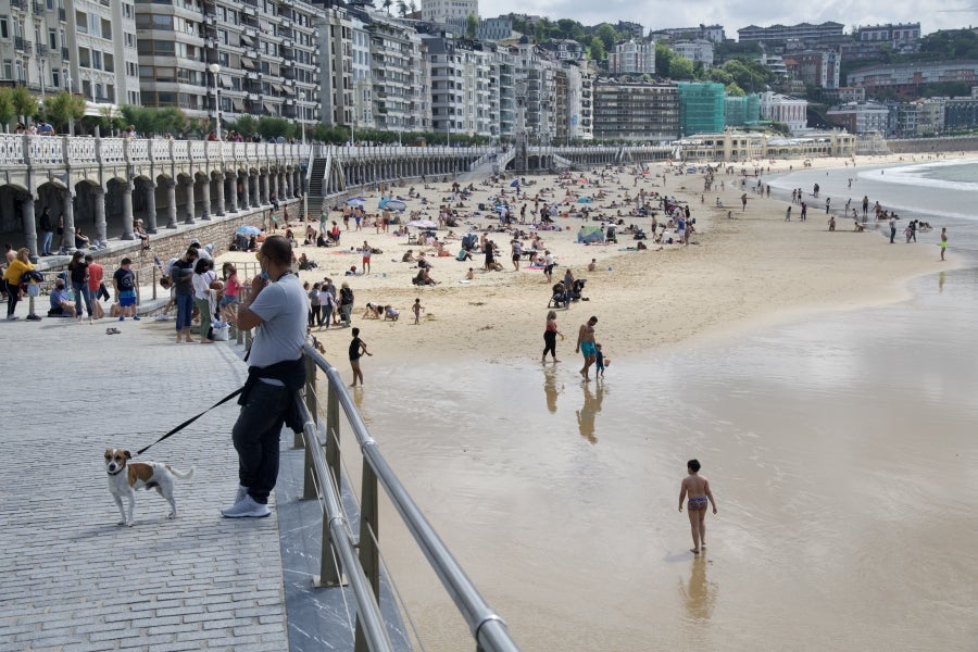 Este fin de semana, los guipuzcoanos han podido disfrutar de un tiempo estable y agradable, con algunos intervalos de nubes medias. Así, son muchos los que han aprovechado este domingo para salir a pasear por la costa donostiarra. 