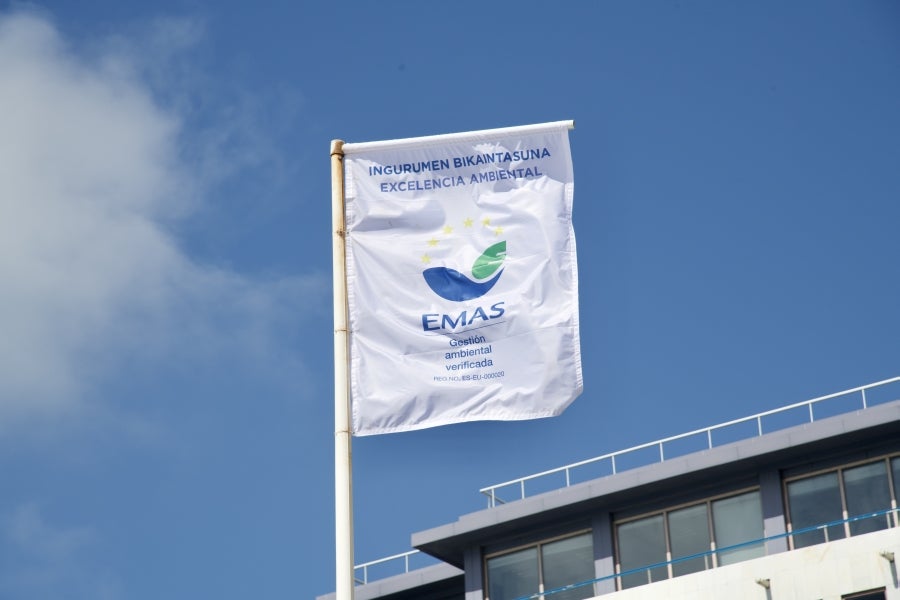 Este fin de semana, los guipuzcoanos han podido disfrutar de un tiempo estable y agradable, con algunos intervalos de nubes medias. Así, son muchos los que han aprovechado este domingo para salir a pasear por la costa donostiarra. 