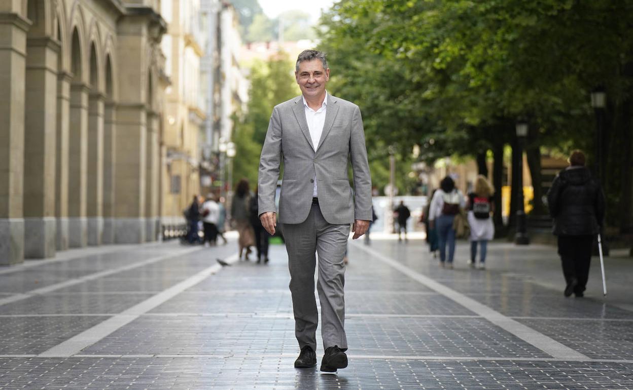 Alfonso Gurpegui, viceconsejero vasco de Empleo e Inclusión, pasea por la plaza de Gipuzkoa. 