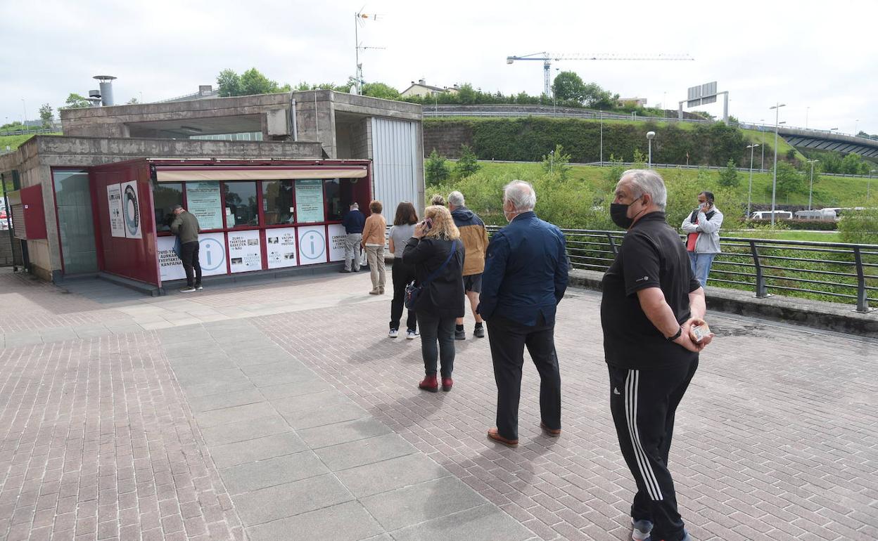 La caseta informativa fuera del recinto donostiarra de Illumbe atendió ayer a decenas de ciudadanos. 