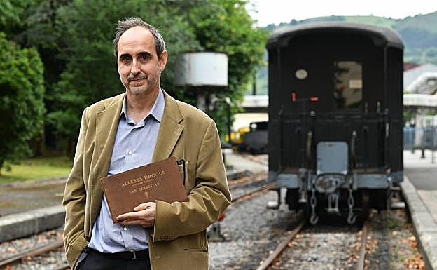 Imagen principal - Juanjo Olaizola, director del Museo Vasco del Ferrocarril con el catálogo. Lámina con un vagón que se fabricaba en Talleres Urcola y un detalle del catálogo hallado en poder de un anticuario de Valencia.