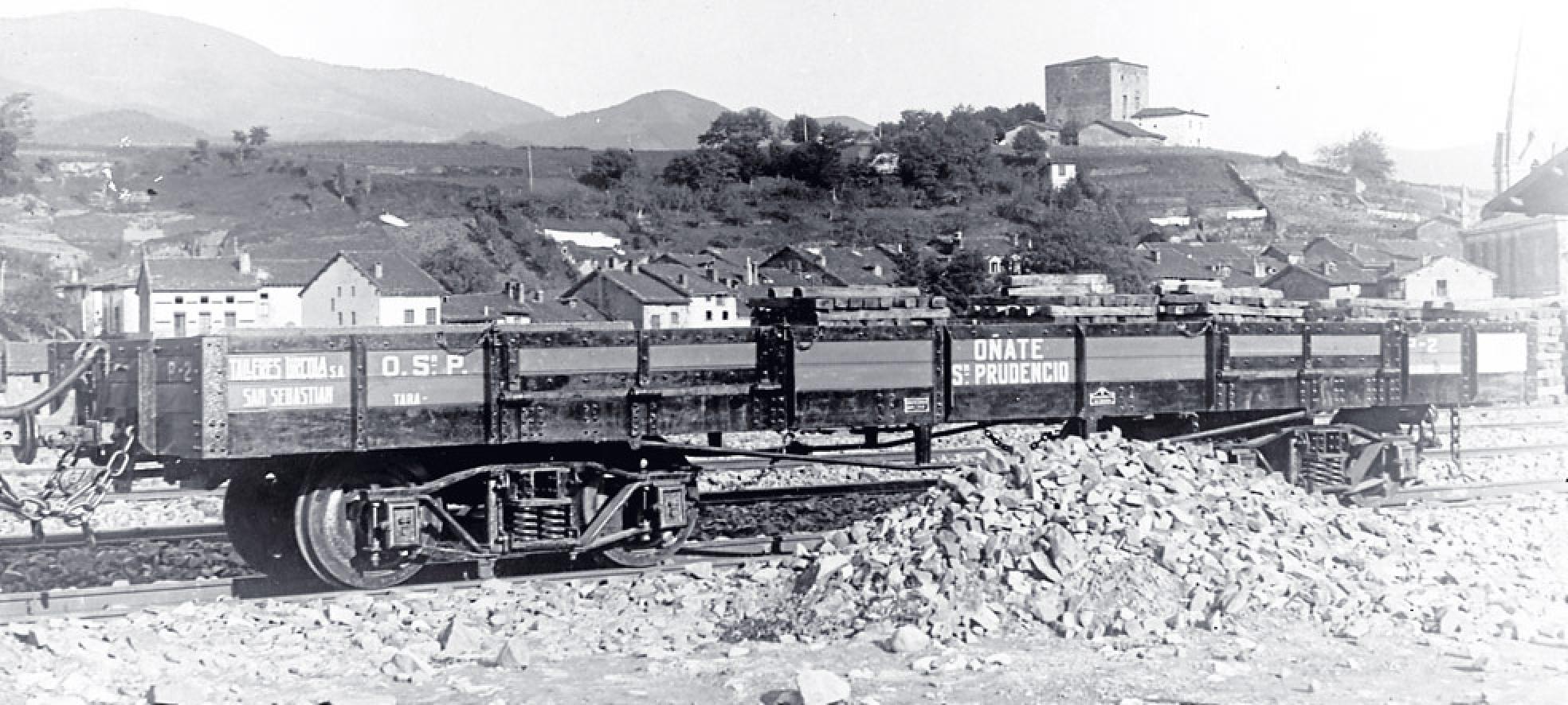 Fotografía antigua de uno de los encargos para la línea Oñati-San Prudencio del Ferrocarril Vasco Navarro.