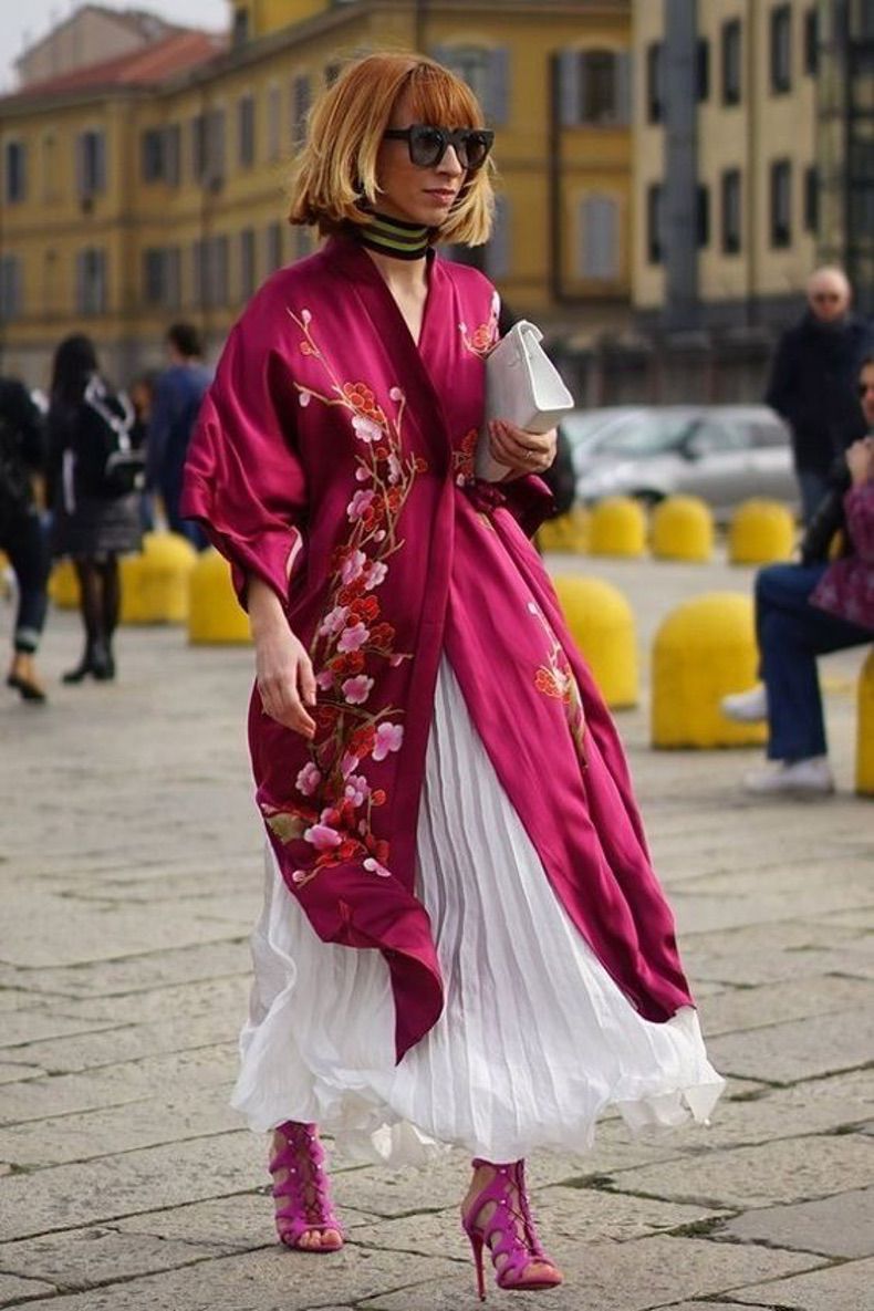 Si los cárdigans de punto han sido el pilar de la primavera, este verano nos traerá otra chaqueta más ligera a modo de imprescindible. En este caso nos referimos al kimono, ideal para acompañarnos en todos tus looks estivales. Sus infinitas posibilidades abarcan desde los looks de invitada hasta combinaciones casuales con ‘shorts’ o ‘jeans’. El kimono se sitúa, por lo tanto, como una verdadera necesidad y parece salvar el espíritu ‘hippie’ y bohemio más destructivo que vimos hace unos años. Toma nota de estas 20 propuestas