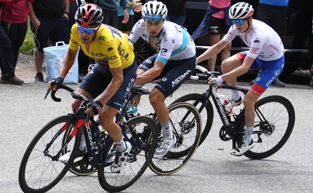 Richi Porte durante la última etapa del Dauphiné junto a Alexey Lutsenko y David Gaudu.