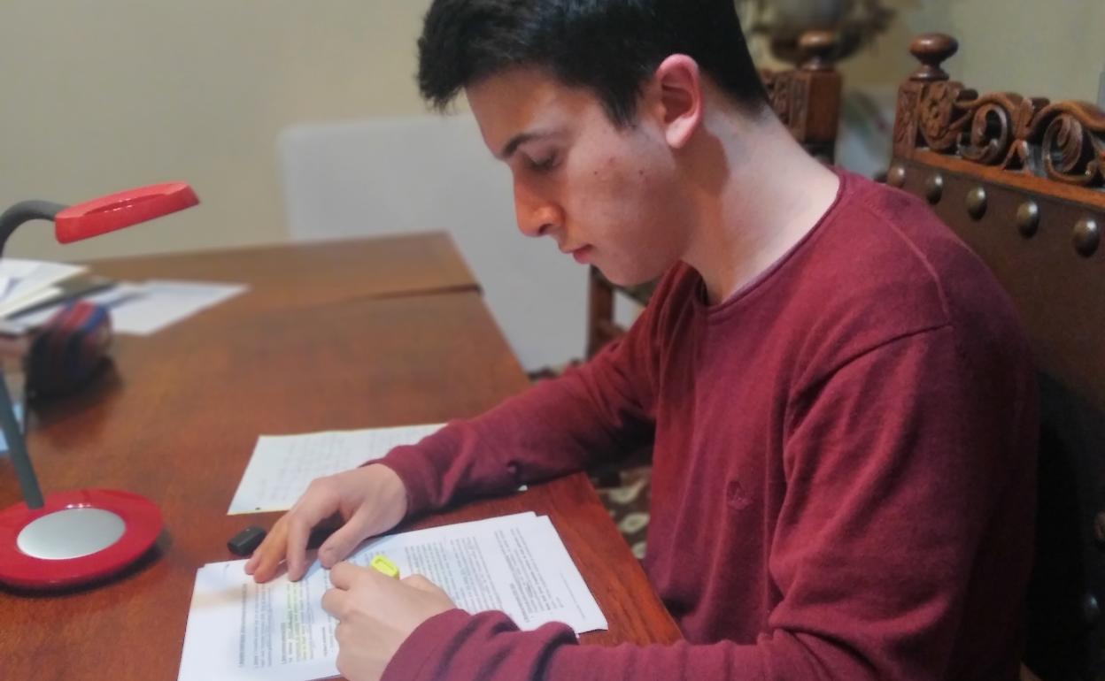 Marc estudia en distintos puntos de su casa y solo sale para las clases de refuerzo.