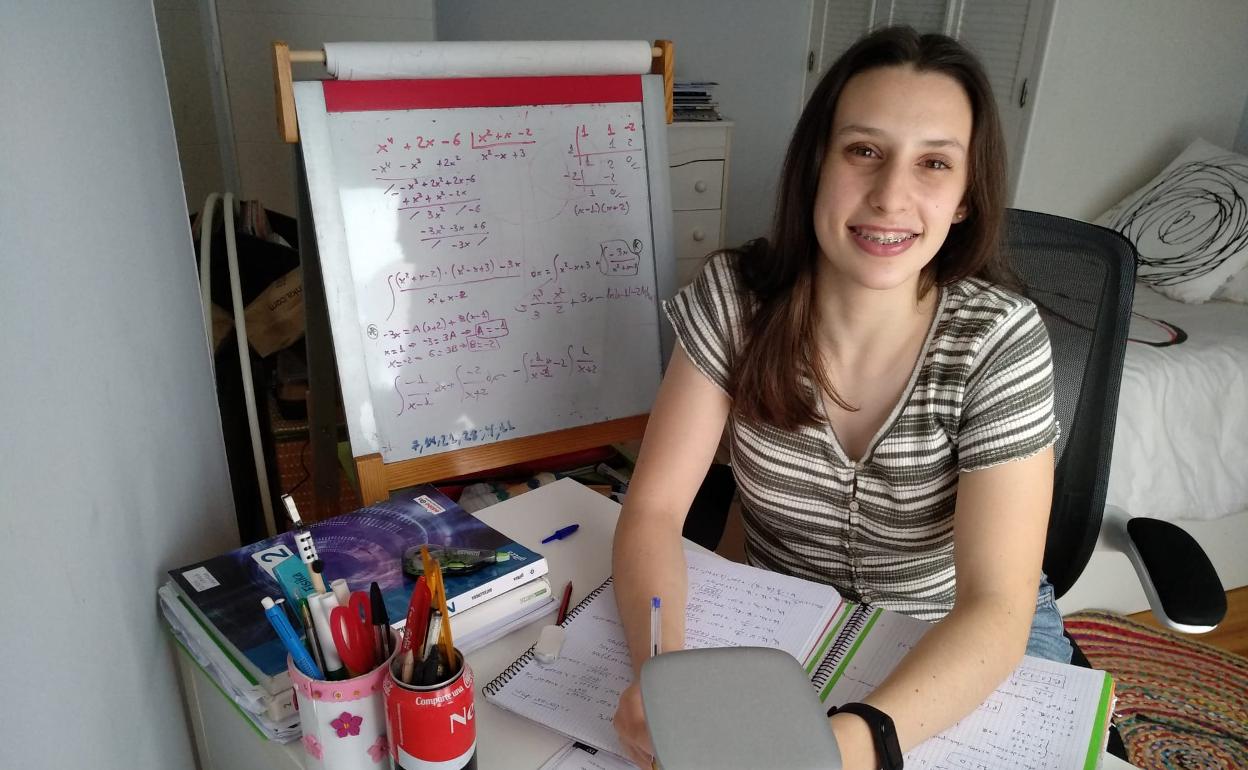 El cuarto de Nerea se ha convertido en su 'centro de operaciones' para preparar los exámenes.