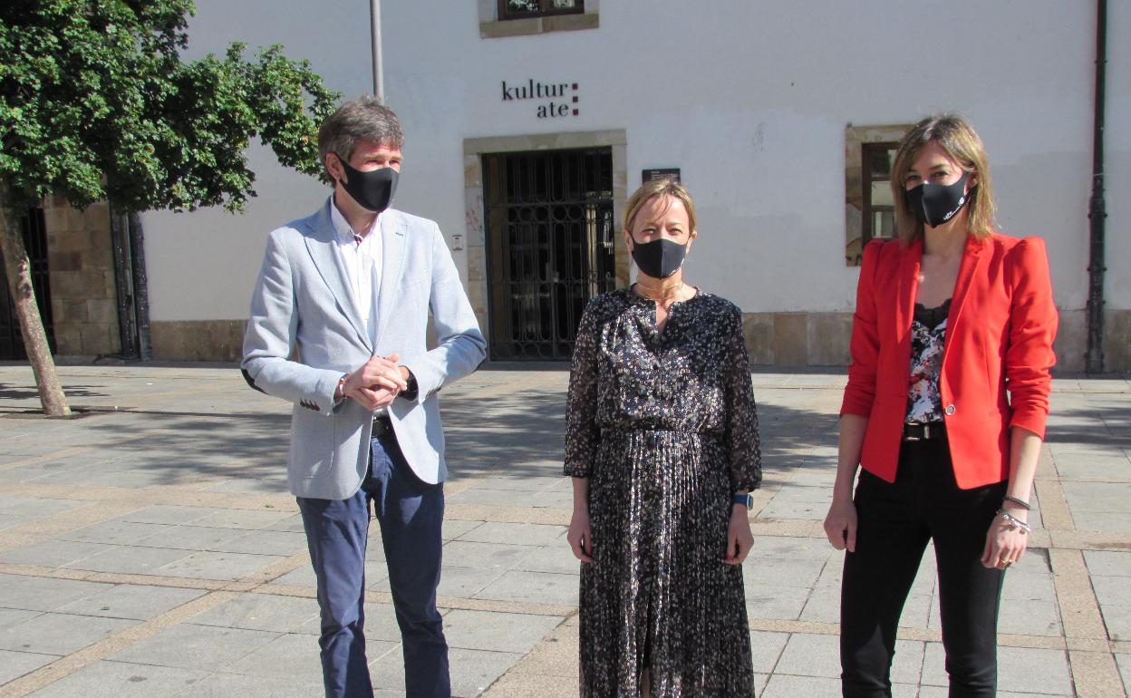  Gorka Urtaran, presidente de EUDEL, Eider Mendoza, diputada forma de gobernanza, y la alcaldesa María Ubarretxena. 
