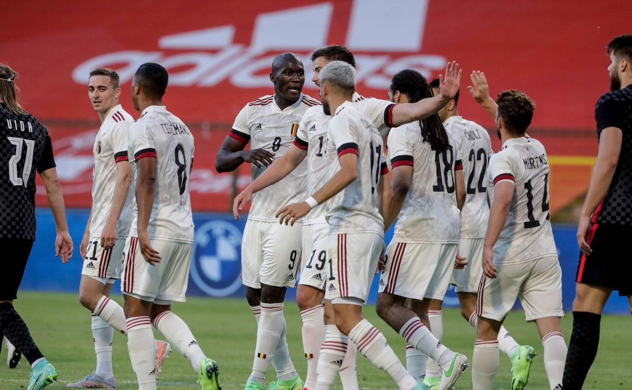Romelu Lukaku celebra el gol de Bélgica junto a sus compañeros de selección.