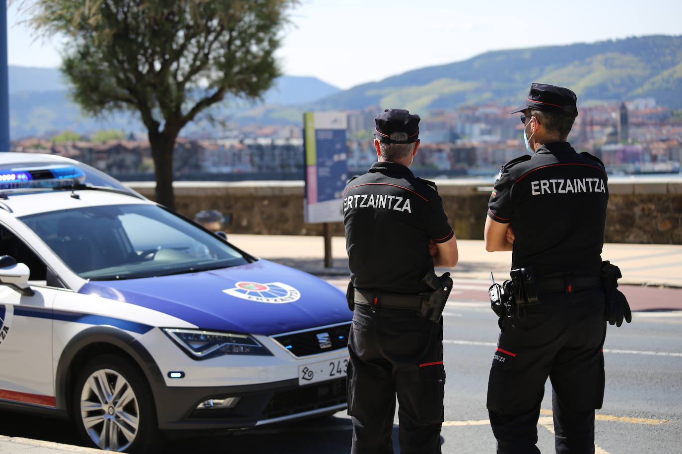 Dos agentes de la Ertzaintza en plena patrulla