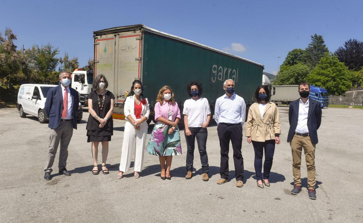 Representantes políticos del departamento de Salud del Gobierno Vasco y el Ayuntamiento de Tolosa ayer, en el emplazamiento del hospital. 