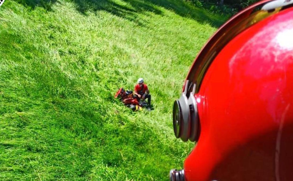 El helicoptero de la Ertzaintza se acerca al lugar donde se encontraba el montañero.