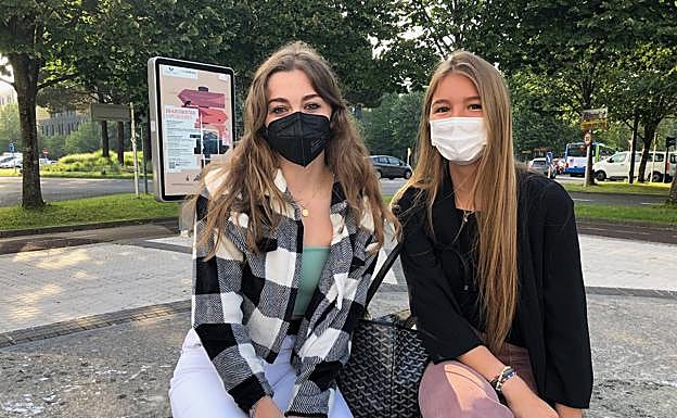 Nerea y Mariela charlan animadamente en el exterior para aplacar los nervios.