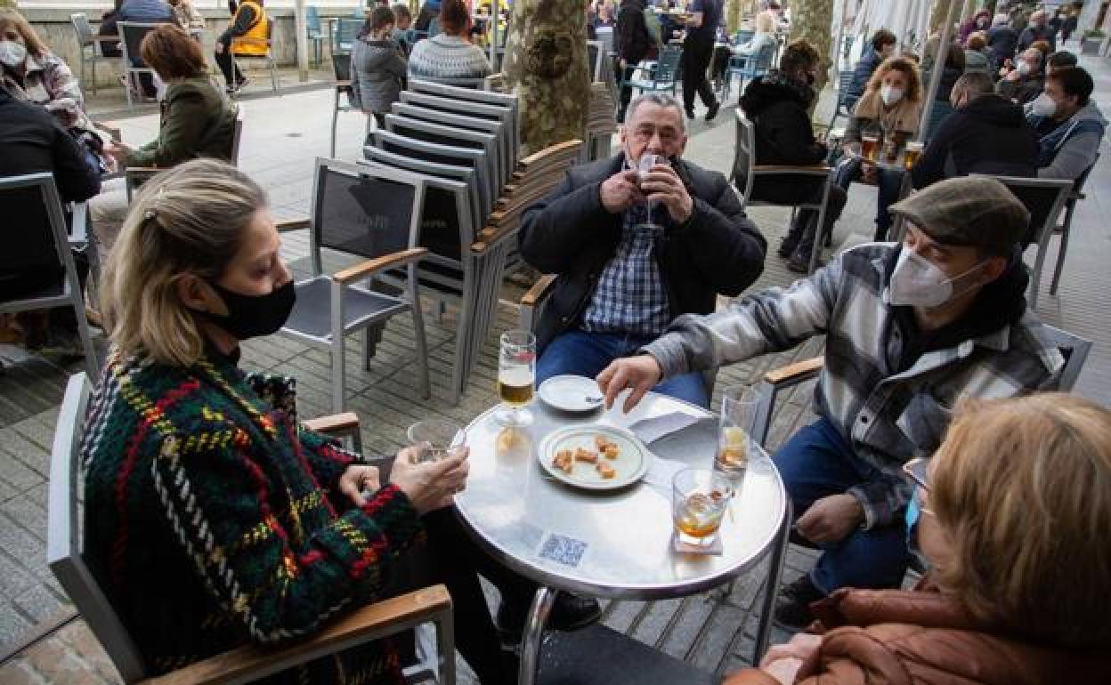 Un grupo de amigos tomando algo en una terraza. 