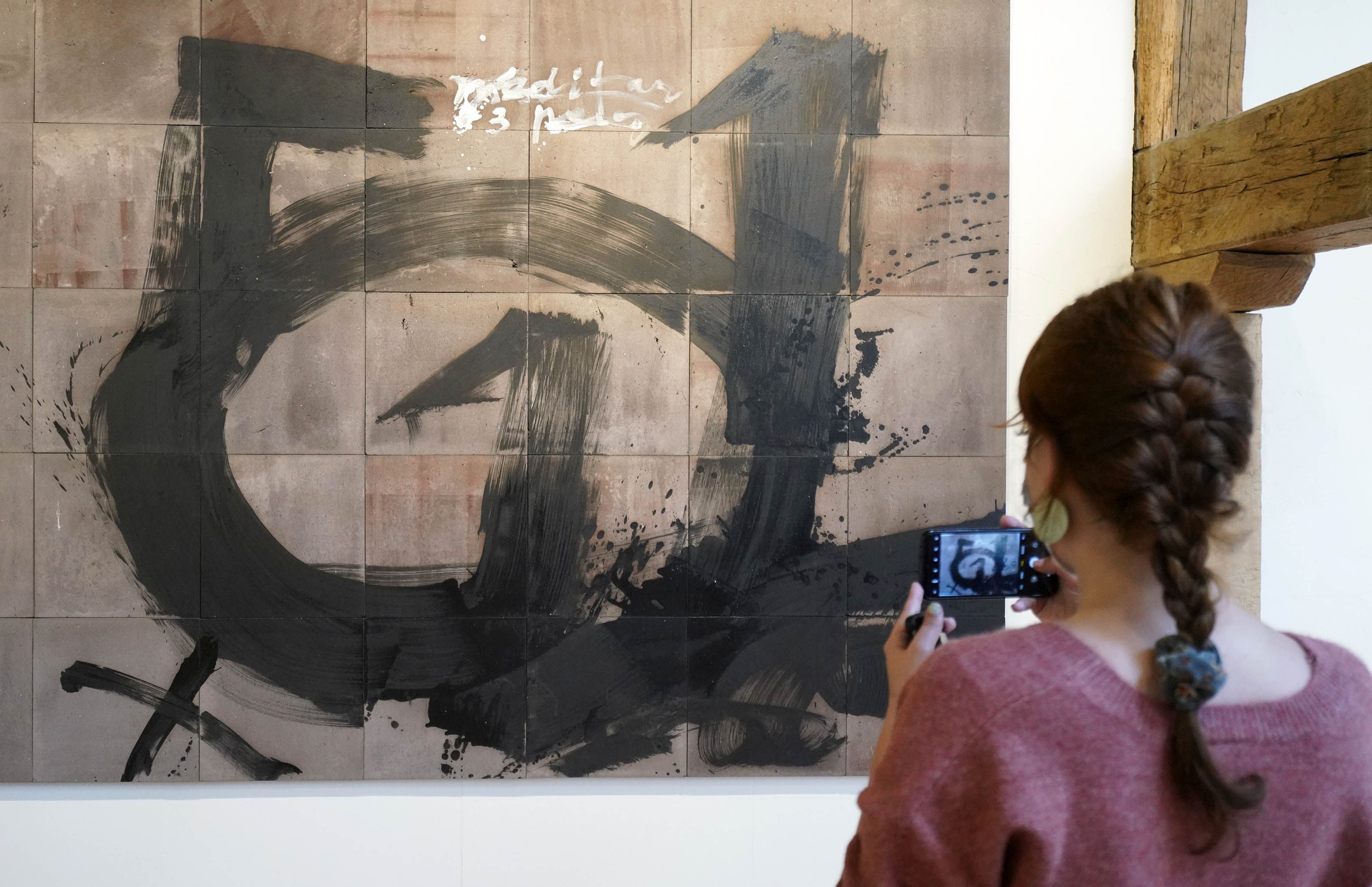 Chillida Leku acogerá hasta el 10 de enero de 2022 una exposición del escultor y pintor Antoni Tàpies, primer artista invitado en el museo.