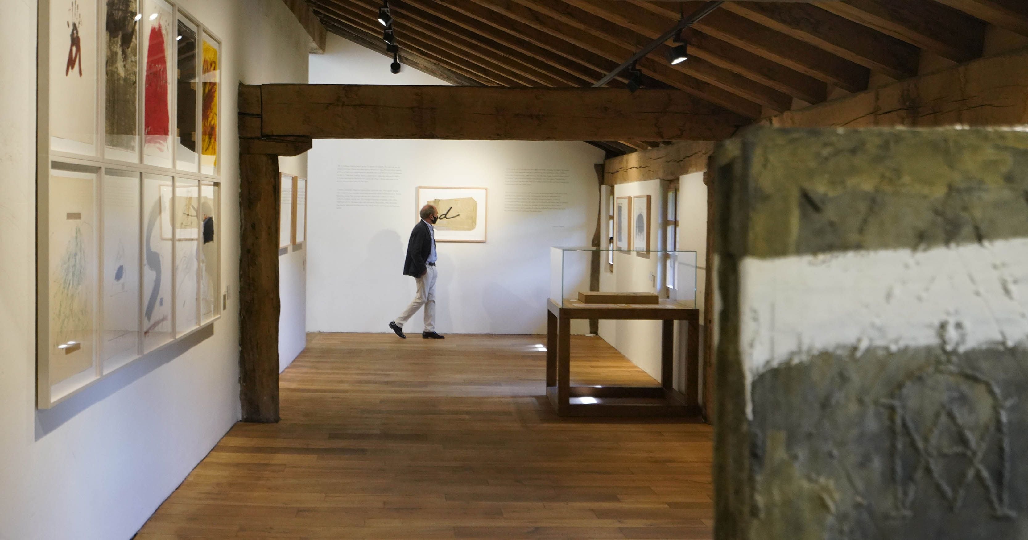 Chillida Leku acogerá hasta el 10 de enero de 2022 una exposición del escultor y pintor Antoni Tàpies, primer artista invitado en el museo.