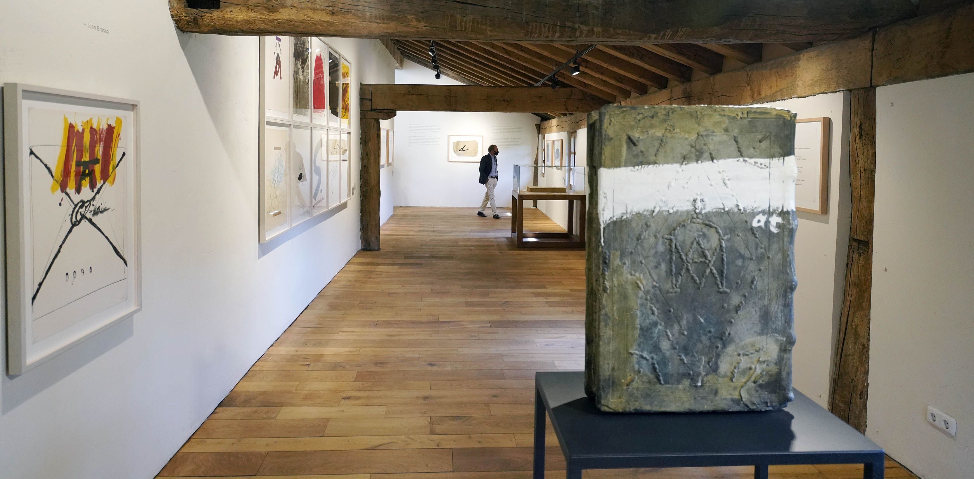 Chillida Leku acogerá hasta el 10 de enero de 2022 una exposición del escultor y pintor Antoni Tàpies, primer artista invitado en el museo.