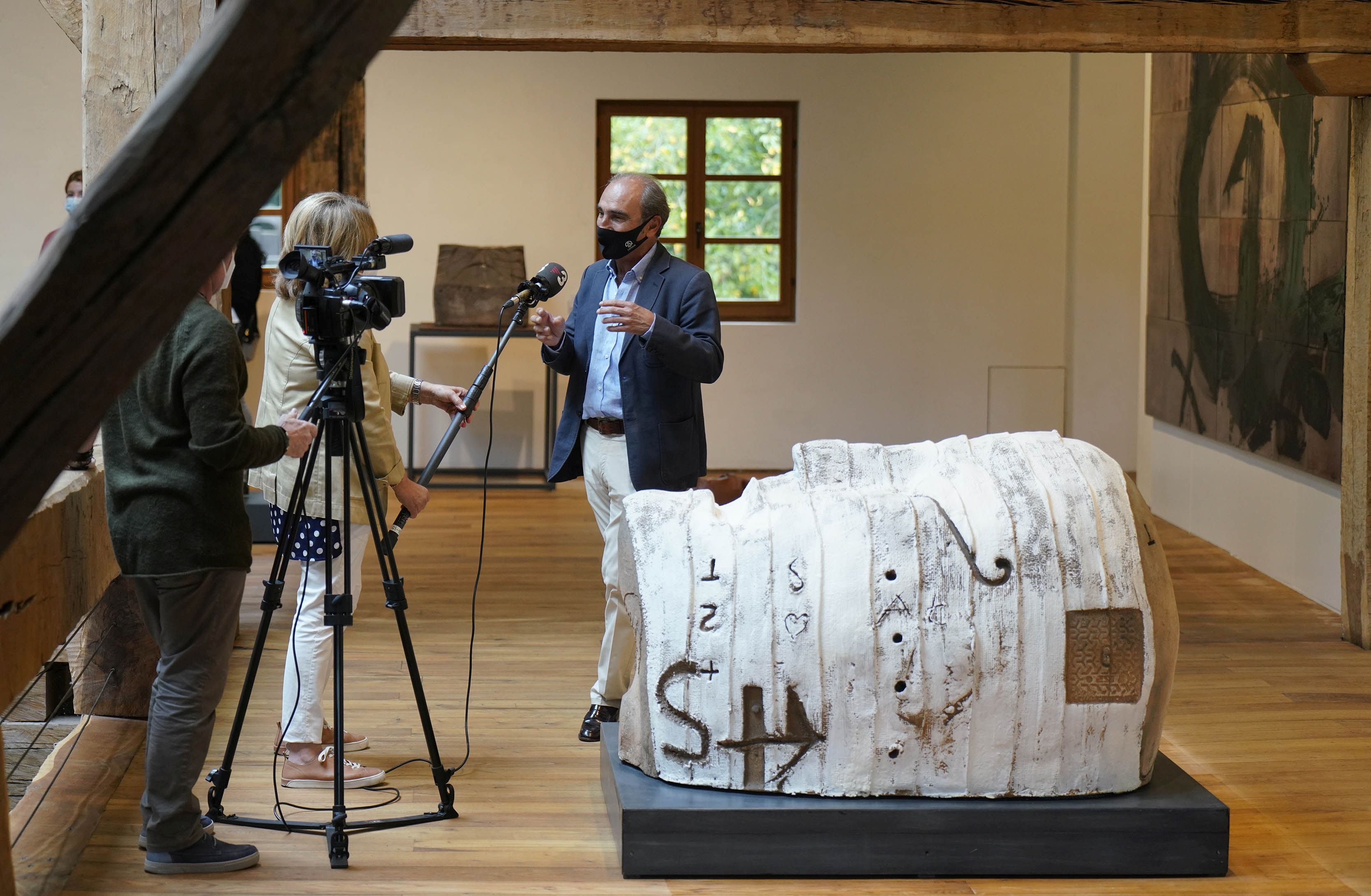 Chillida Leku acogerá hasta el 10 de enero de 2022 una exposición del escultor y pintor Antoni Tàpies, primer artista invitado en el museo.