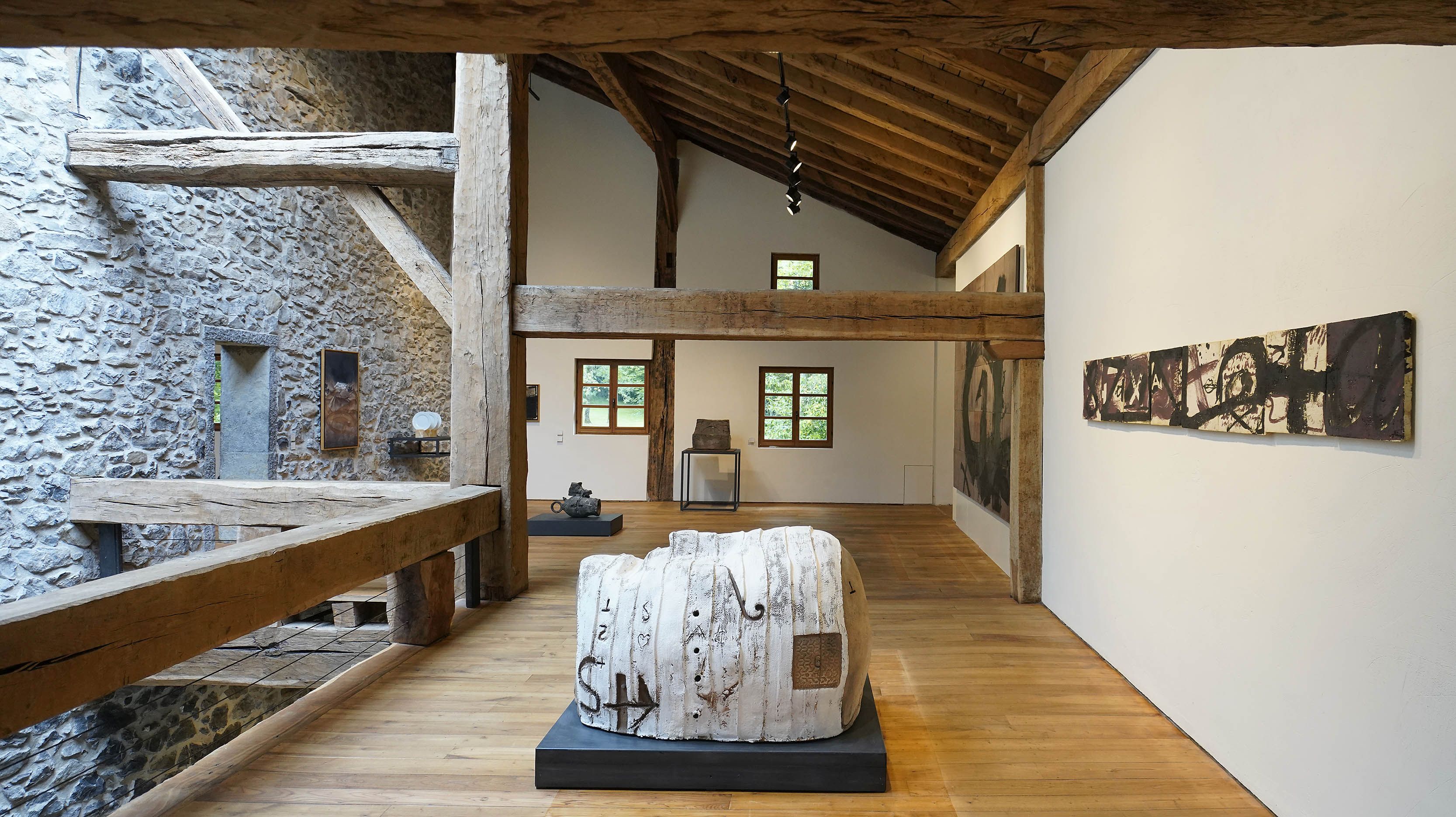 Chillida Leku acogerá hasta el 10 de enero de 2022 una exposición del escultor y pintor Antoni Tàpies, primer artista invitado en el museo.