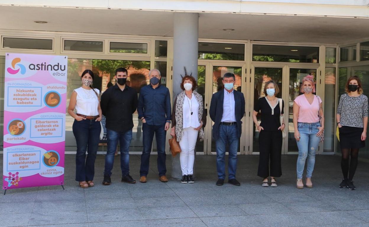 Representantes municipales y del ámbito del comercio, la hostelería y de los colectivos euskalzales mostraron su apoyo a la iniciativa de Akebai.