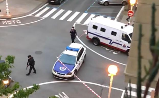 Imagen principal - 1 | Varias patrullas de la Ertzaintza en la intercesión de la calle Vitoria y Donibane. 2| Agentes llegando a la zona 3| El detenido abandonado el portal