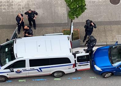 Imagen secundaria 1 - 1 | Varias patrullas de la Ertzaintza en la intercesión de la calle Vitoria y Donibane. 2| Agentes llegando a la zona 3| El detenido abandonado el portal