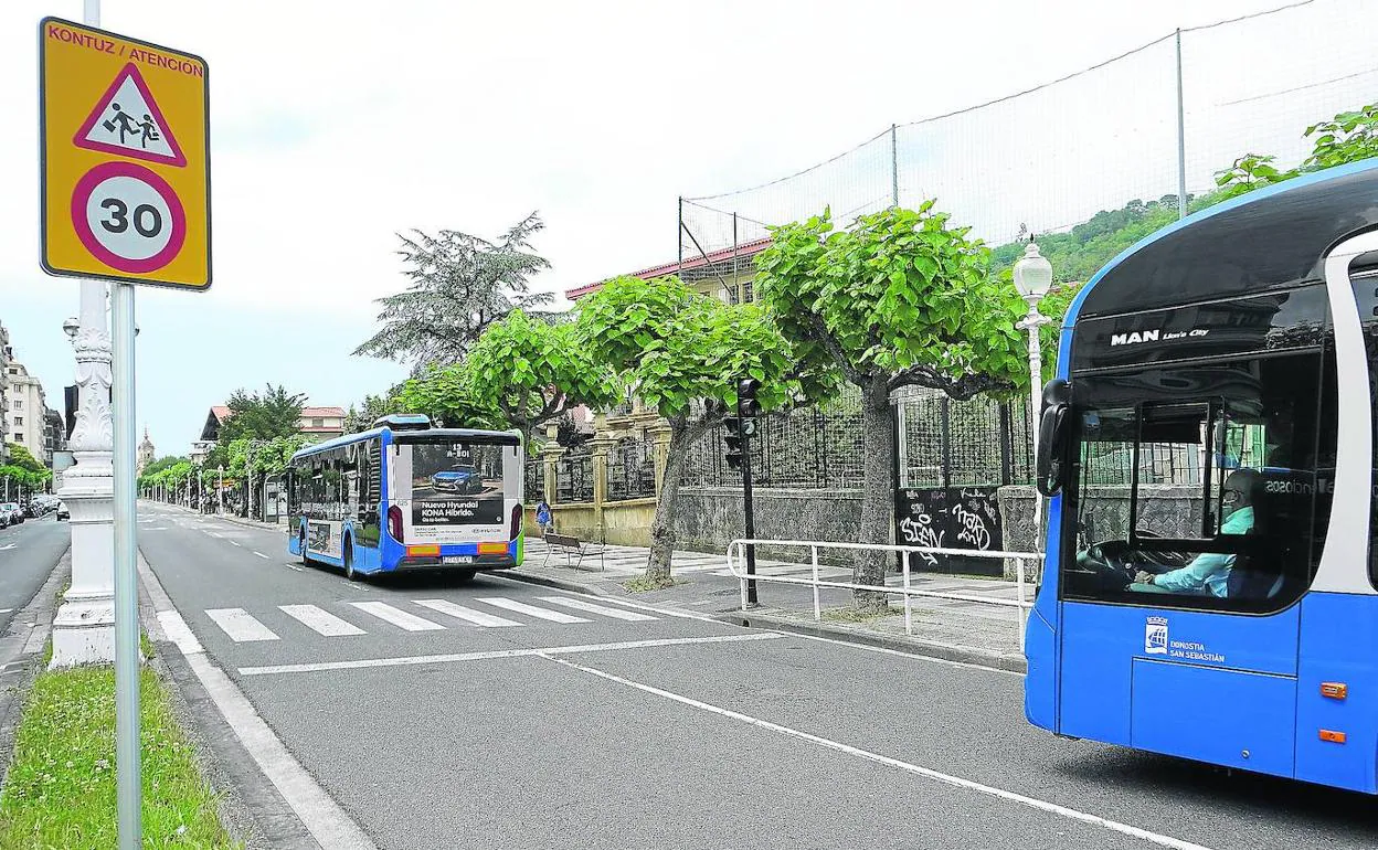Autobuses frente al colegio Jesuitak de Donostia, en una zona a 30km/h que ahora se va a revisar. 