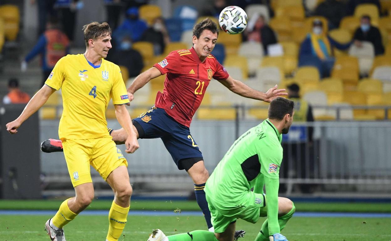 Mikel Oyarzabal durante un partido con la selección 