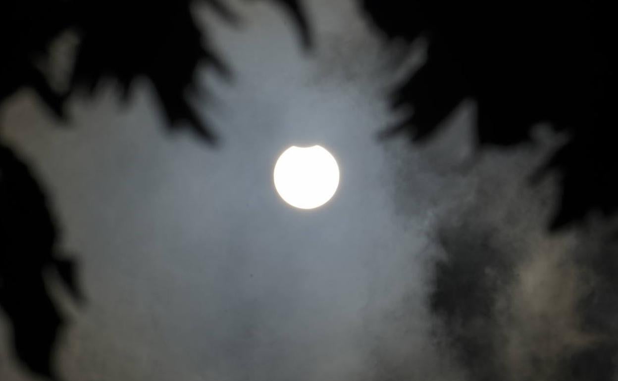 Vista del eclipse solar desde el parque Zubimuxu de Donostia.