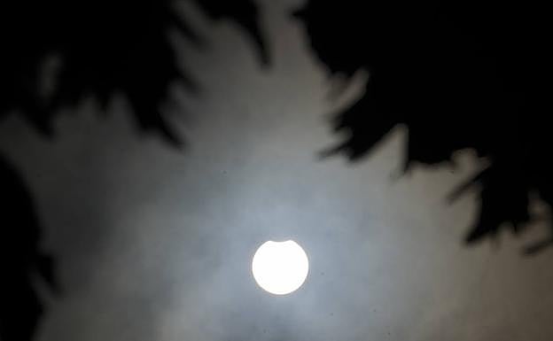 Imagen principal - Así se ha visto el eclipse solar desde Gipuzkoa