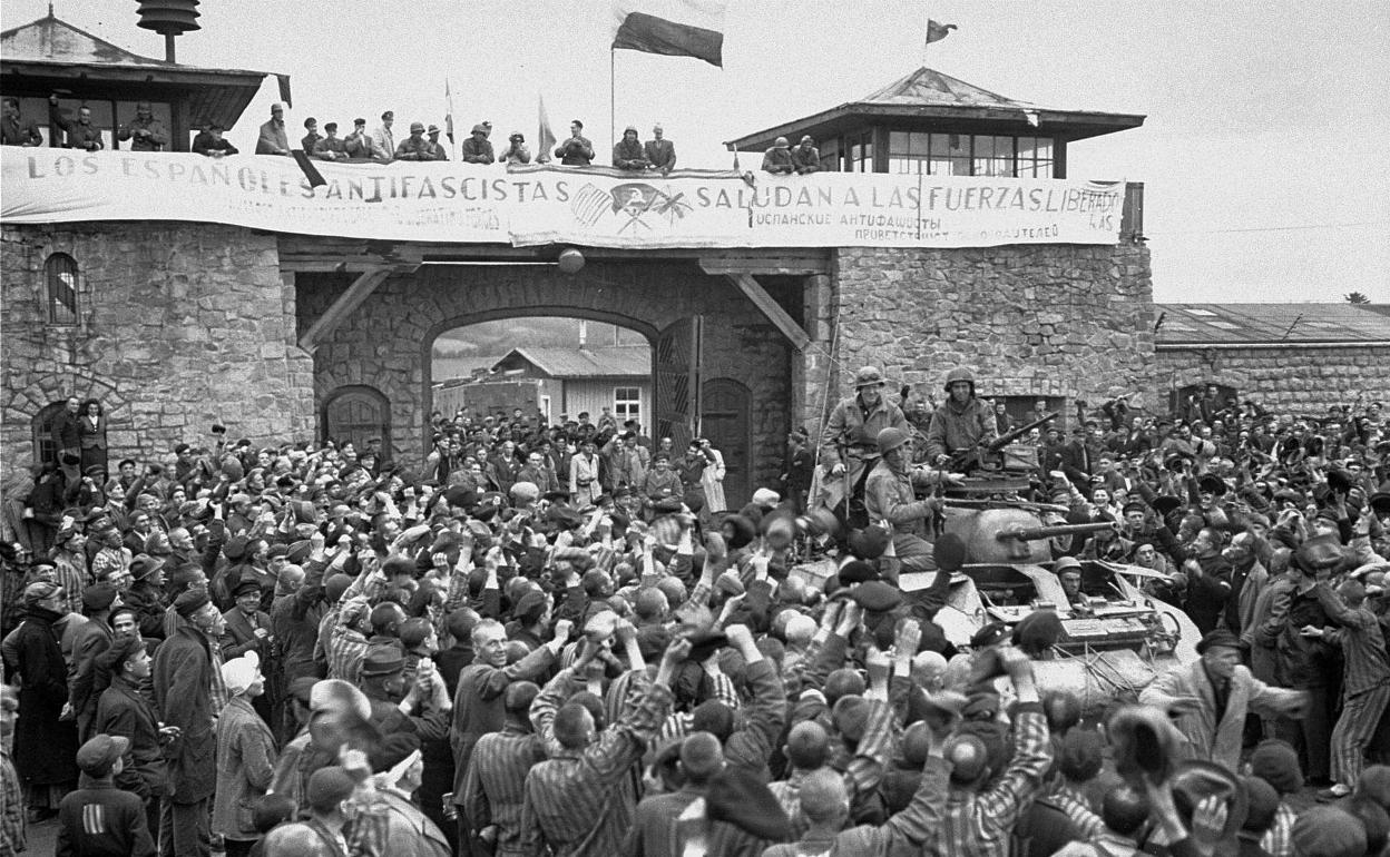 Una pancarta en castellano saluda a los americanos que liberaron Mauthausen en 1945. 