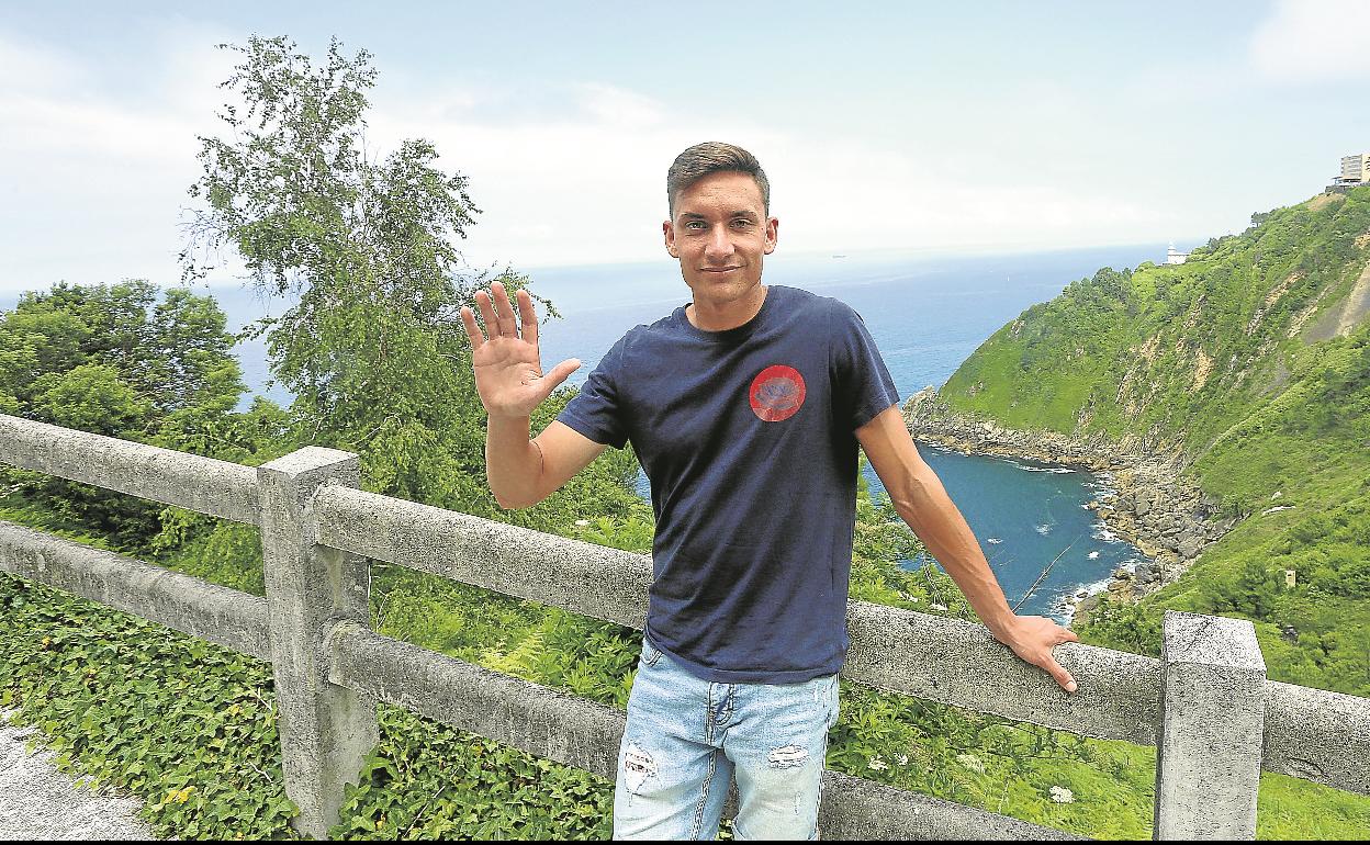 Alex Petxarroman, saluda cariñosamente a cámara ayer desde el monte Igeldo de San Sebastián.