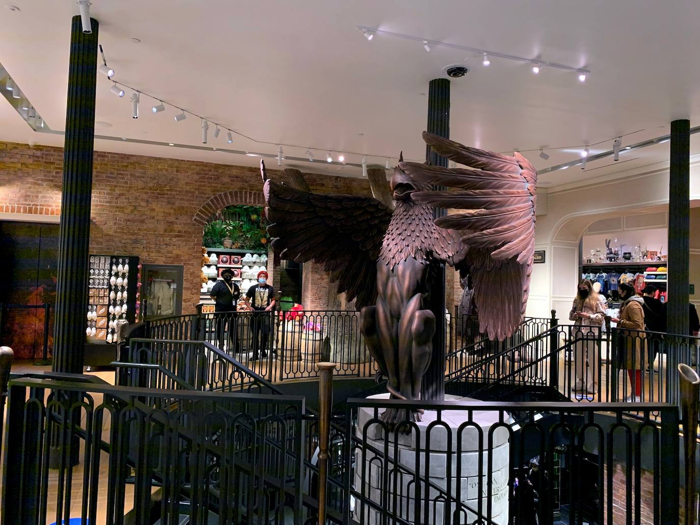 Con túnicas de Hogwarts y sombreros de brujos, cientos de Potterfanáticos bebieron cerveza de mantequilla y posaron para fotos en los zapatos gigantes de Hagrid durante la esperada apertura de la tienda de Harry Potter el pasado jueves en Nueva York