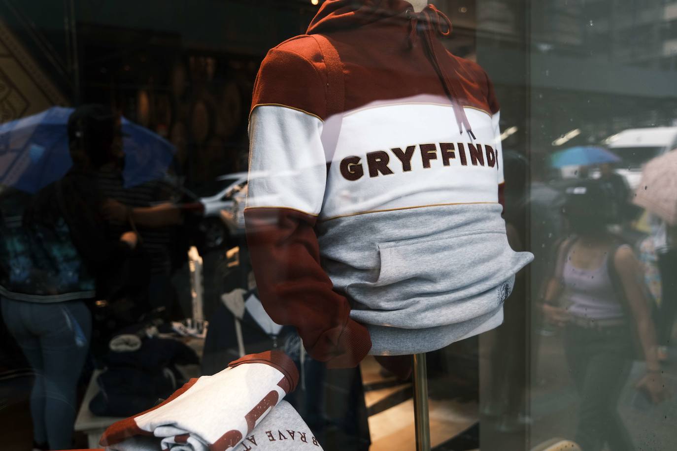 Con túnicas de Hogwarts y sombreros de brujos, cientos de Potterfanáticos bebieron cerveza de mantequilla y posaron para fotos en los zapatos gigantes de Hagrid durante la esperada apertura de la tienda de Harry Potter el pasado jueves en Nueva York