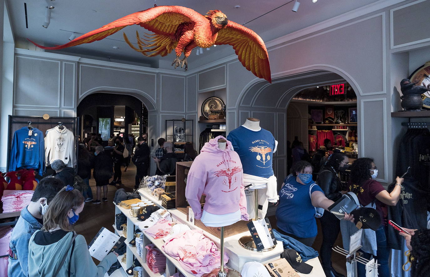 Con túnicas de Hogwarts y sombreros de brujos, cientos de Potterfanáticos bebieron cerveza de mantequilla y posaron para fotos en los zapatos gigantes de Hagrid durante la esperada apertura de la tienda de Harry Potter el pasado jueves en Nueva York