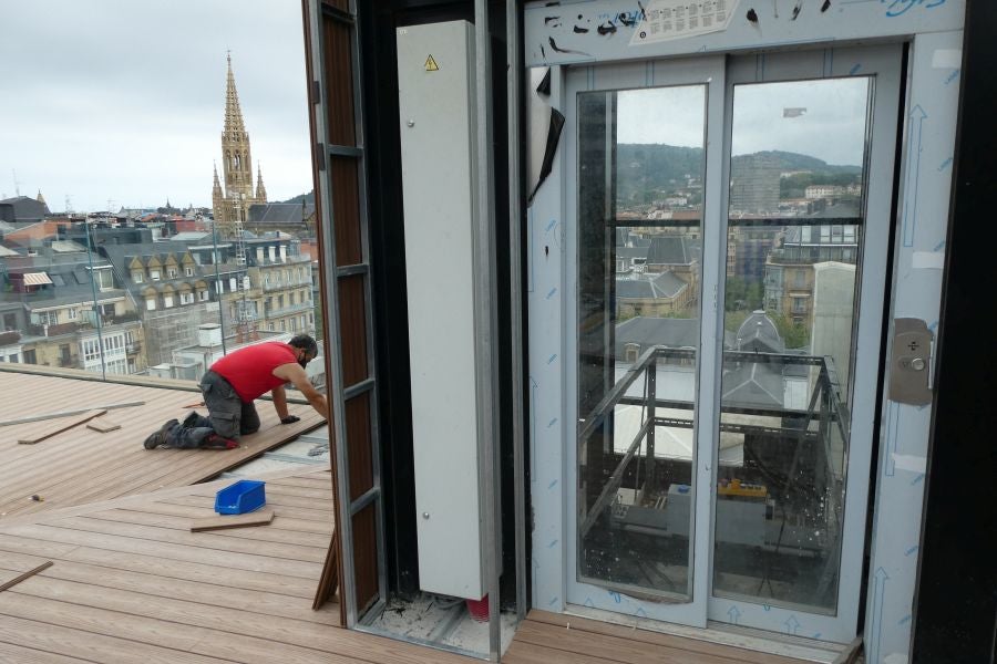 El verano va a llegar con una nueva panorámica sobre el centro de San Sebastián. A finales de junio se abrirá al público la plataforma construida en lo alto del cerro que ofrece una panorámica inédita del centro de la capital guipuzcoana