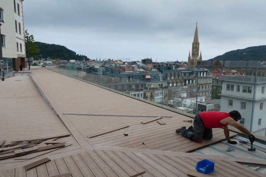 El verano va a llegar con una nueva panorámica sobre el centro de San Sebastián. A finales de junio se abrirá al público la plataforma construida en lo alto del cerro que ofrece una panorámica inédita del centro de la capital guipuzcoana