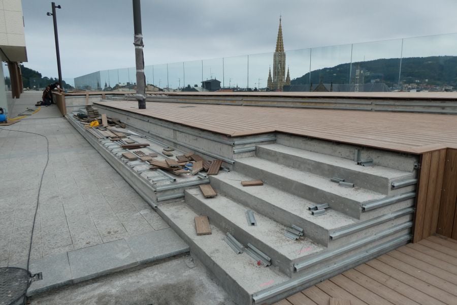 El verano va a llegar con una nueva panorámica sobre el centro de San Sebastián. A finales de junio se abrirá al público la plataforma construida en lo alto del cerro que ofrece una panorámica inédita del centro de la capital guipuzcoana