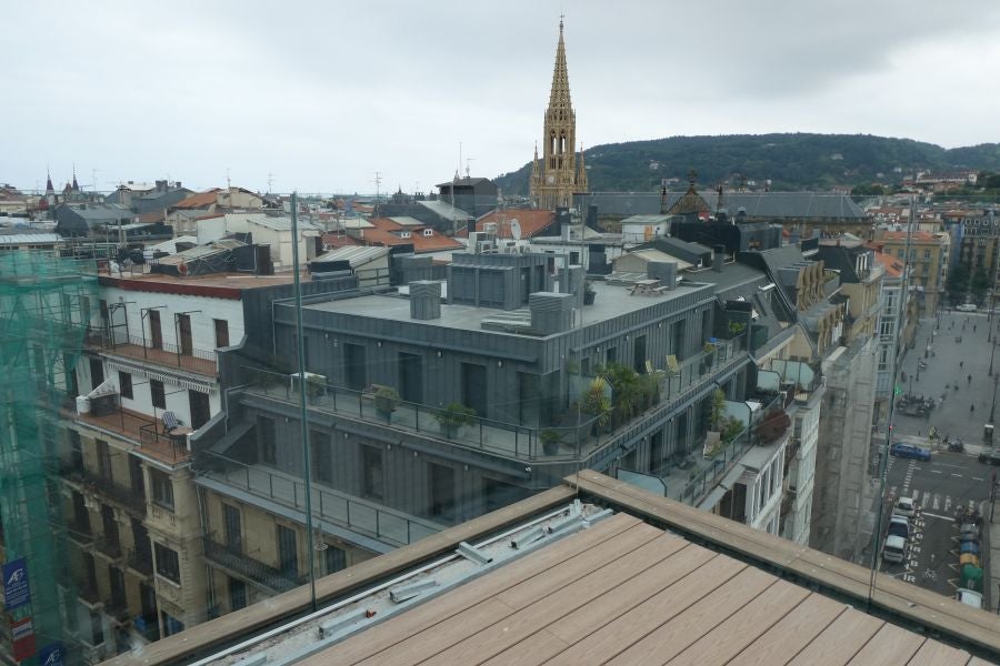 El verano va a llegar con una nueva panorámica sobre el centro de San Sebastián. A finales de junio se abrirá al público la plataforma construida en lo alto del cerro que ofrece una panorámica inédita del centro de la capital guipuzcoana
