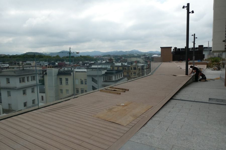 El verano va a llegar con una nueva panorámica sobre el centro de San Sebastián. A finales de junio se abrirá al público la plataforma construida en lo alto del cerro que ofrece una panorámica inédita del centro de la capital guipuzcoana