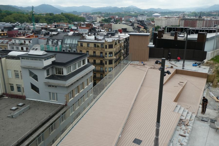 El verano va a llegar con una nueva panorámica sobre el centro de San Sebastián. A finales de junio se abrirá al público la plataforma construida en lo alto del cerro que ofrece una panorámica inédita del centro de la capital guipuzcoana