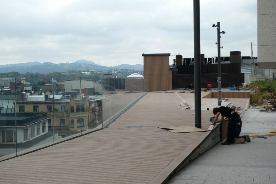 El verano va a llegar con una nueva panorámica sobre el centro de San Sebastián. A finales de junio se abrirá al público la plataforma construida en lo alto del cerro que ofrece una panorámica inédita del centro de la capital guipuzcoana