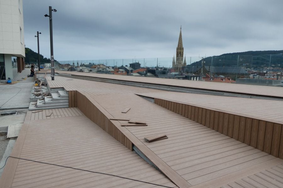 El verano va a llegar con una nueva panorámica sobre el centro de San Sebastián. A finales de junio se abrirá al público la plataforma construida en lo alto del cerro que ofrece una panorámica inédita del centro de la capital guipuzcoana