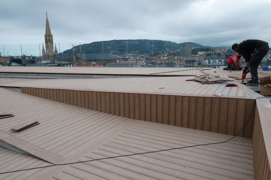 El verano va a llegar con una nueva panorámica sobre el centro de San Sebastián. A finales de junio se abrirá al público la plataforma construida en lo alto del cerro que ofrece una panorámica inédita del centro de la capital guipuzcoana