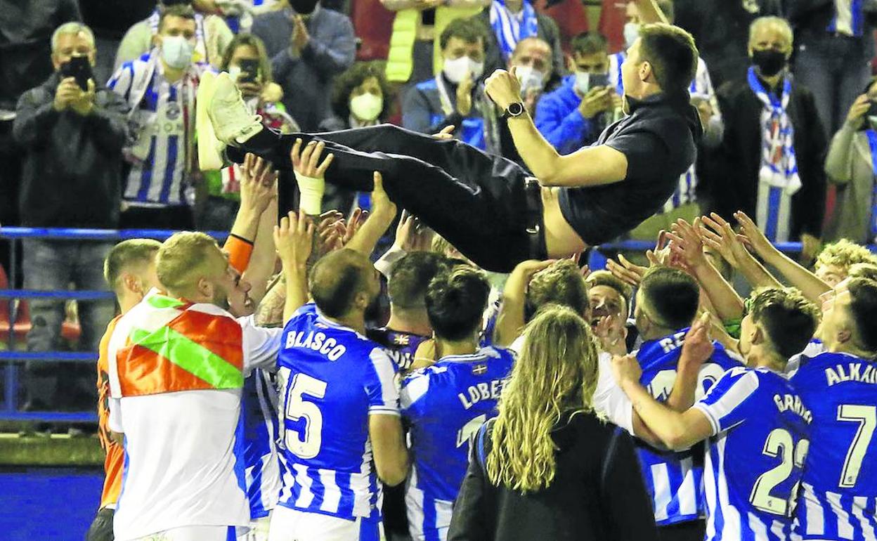 Xabi Alonso es manteado