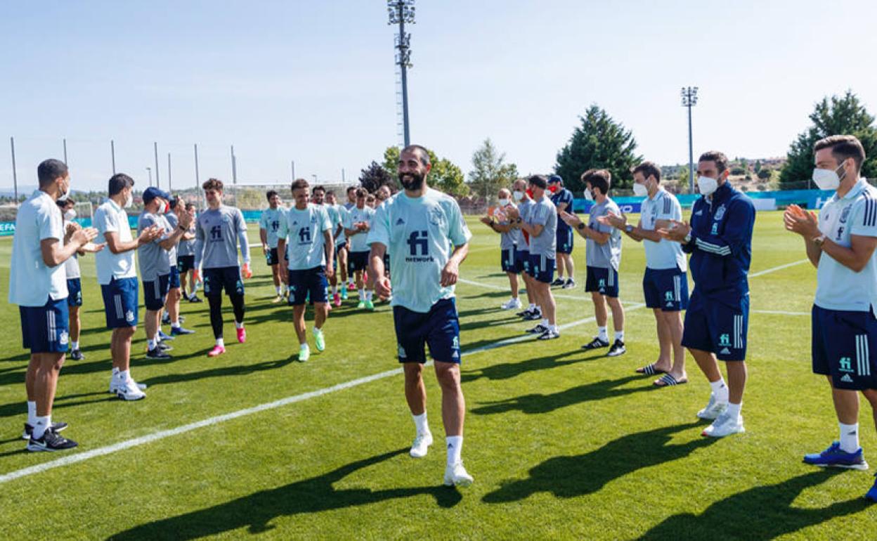 Los jugadores de la selección felicitan con un pasillo a los integrantes de la burbuja paralela. 