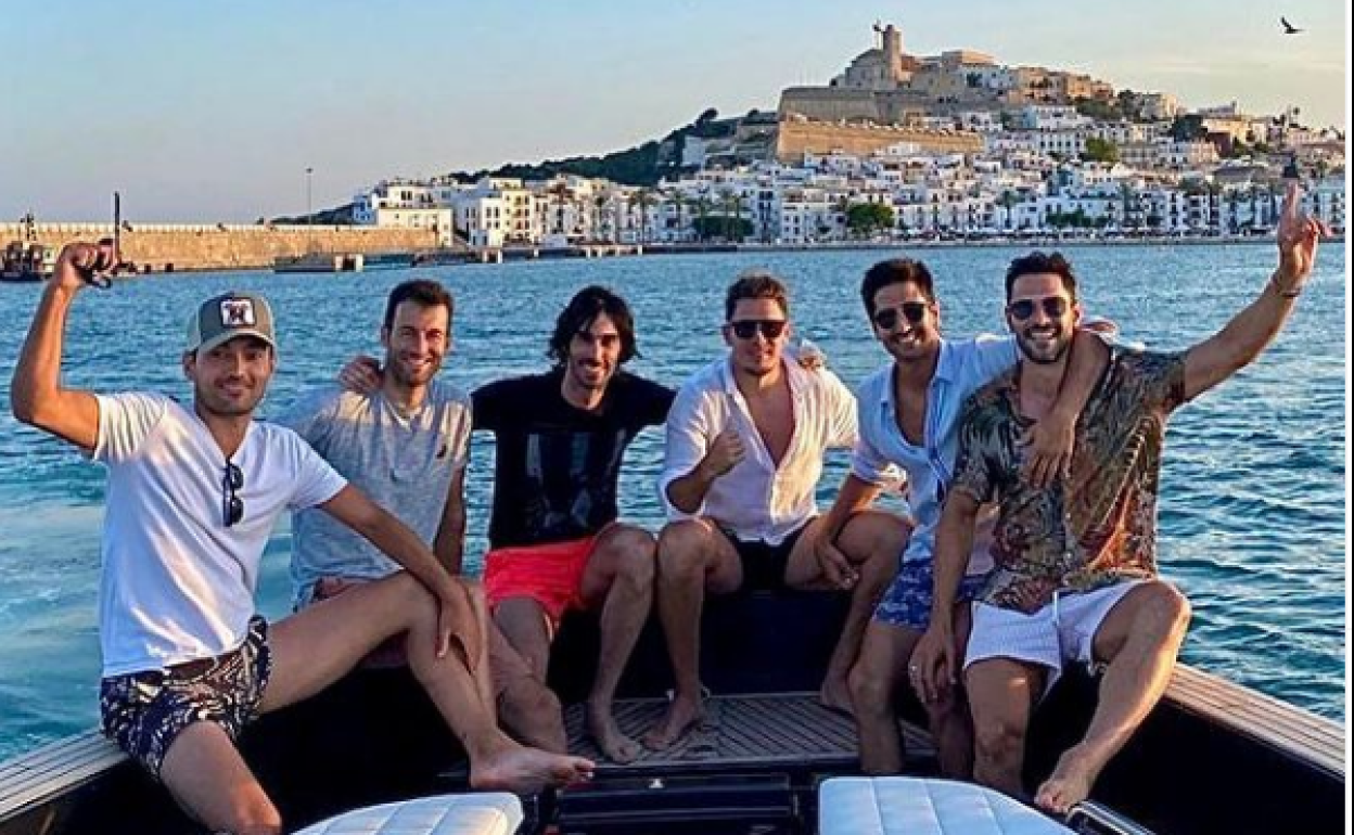 Estrada, Agirretxe, Martínez, Elustondo, Bergara y De la Bella, posan en un barco Ibiza.