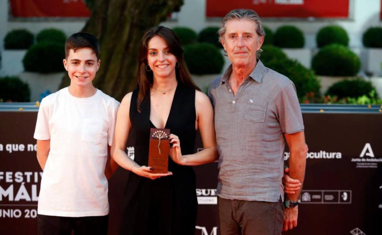 Marina Palacio Burgueño, con su primo Miguel y su padre 'Kechus'. 