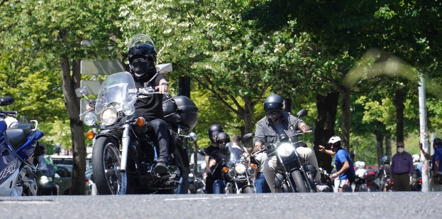 Cientos de moteros han tomado las calles de San Sebastián para pedir más seguridad en las carreteras vascas. 