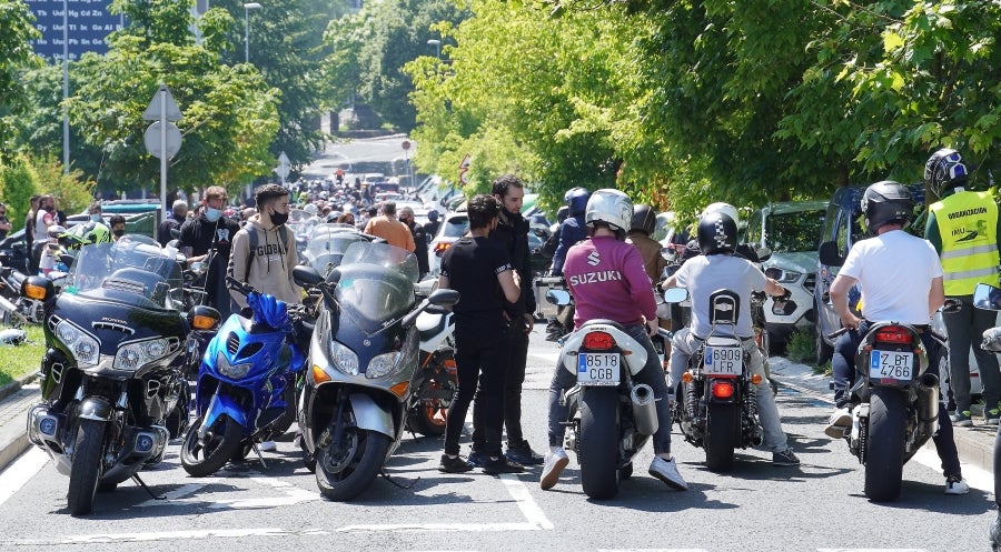 Cientos de moteros han tomado las calles de San Sebastián para pedir más seguridad en las carreteras vascas. 